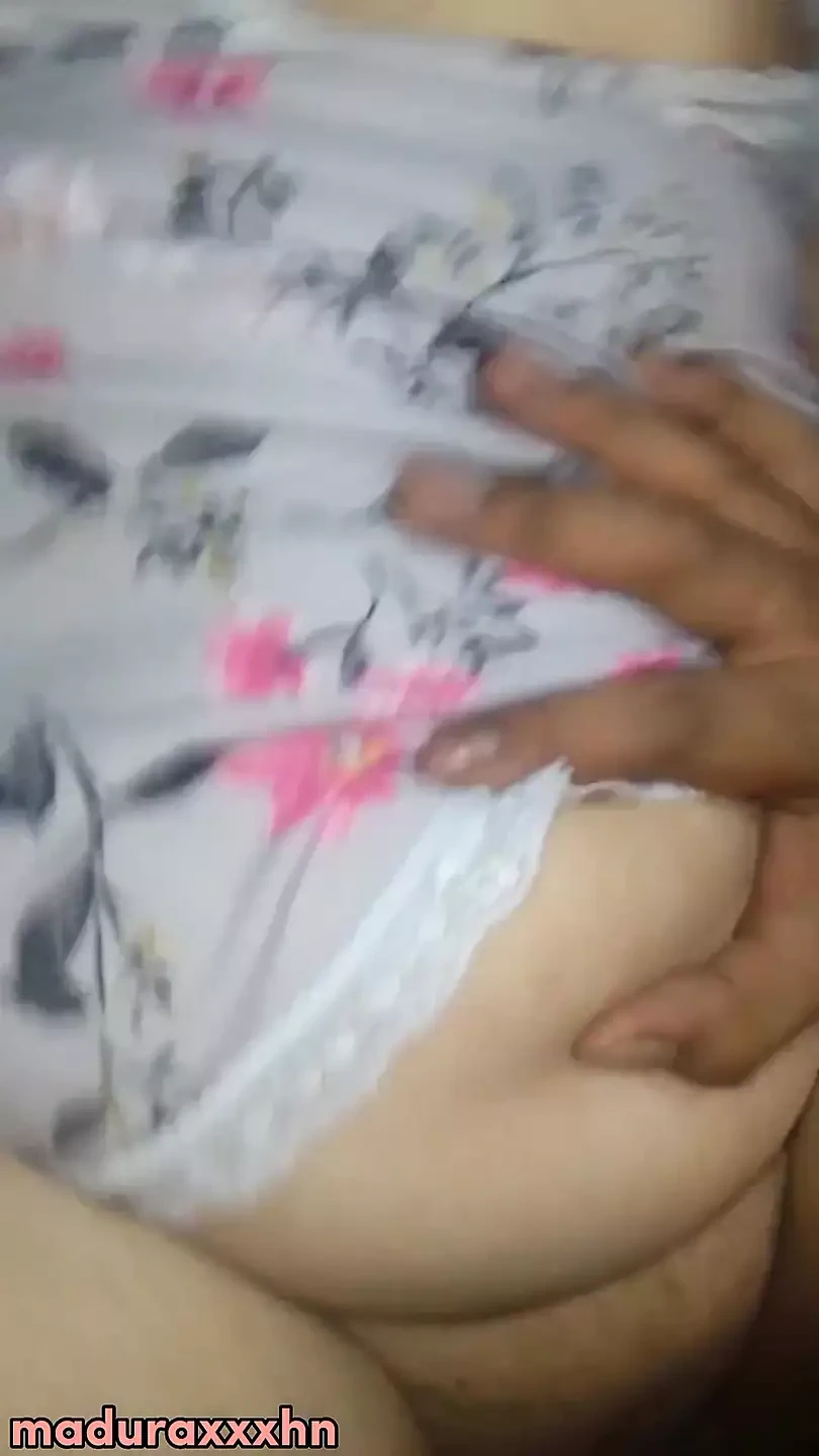 Mulher madura brincando com um vibrador, pede para ser empurrada na boca e na buceta