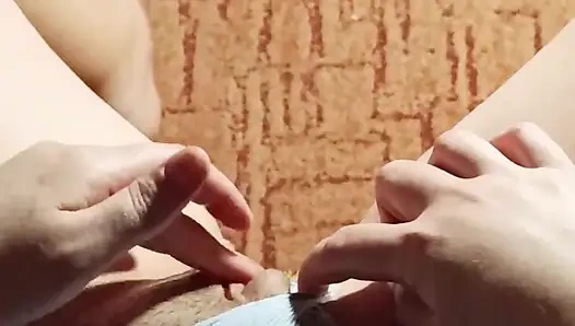 Aku lagi duduk, masturbasi memekku