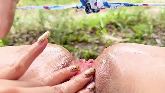 Хорошая мастурбация на открытом поле Хехедж