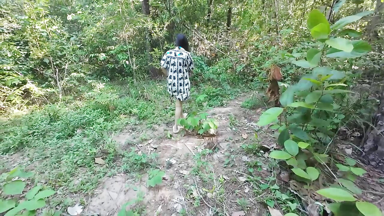 可愛いタイの女の子が自慢しながらも押している オナニー 森の痛み タイ語の声