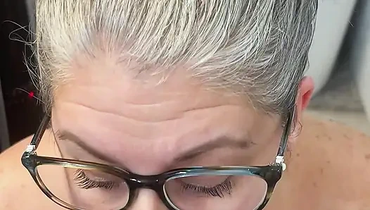 Beni boşaltana kadar büyük yarağını sikiyorum ve emiyor