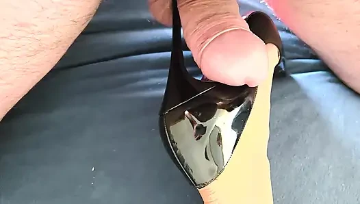 Dimulai dengan rok kulit, Louboutins berukuran 12cm warna hitam, ukuran 35, dan ide yang sangat buruk untuk jumat malam.