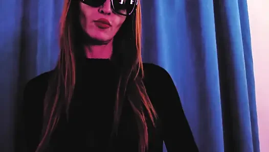 Горячая продовольственная фетишная госпожа Eva Latex в кожаных сапогах бдсм-сапоги зрелой милфы извращенная извращенная соло, домина в ванной