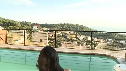 Yoha latinden havuza striptiz