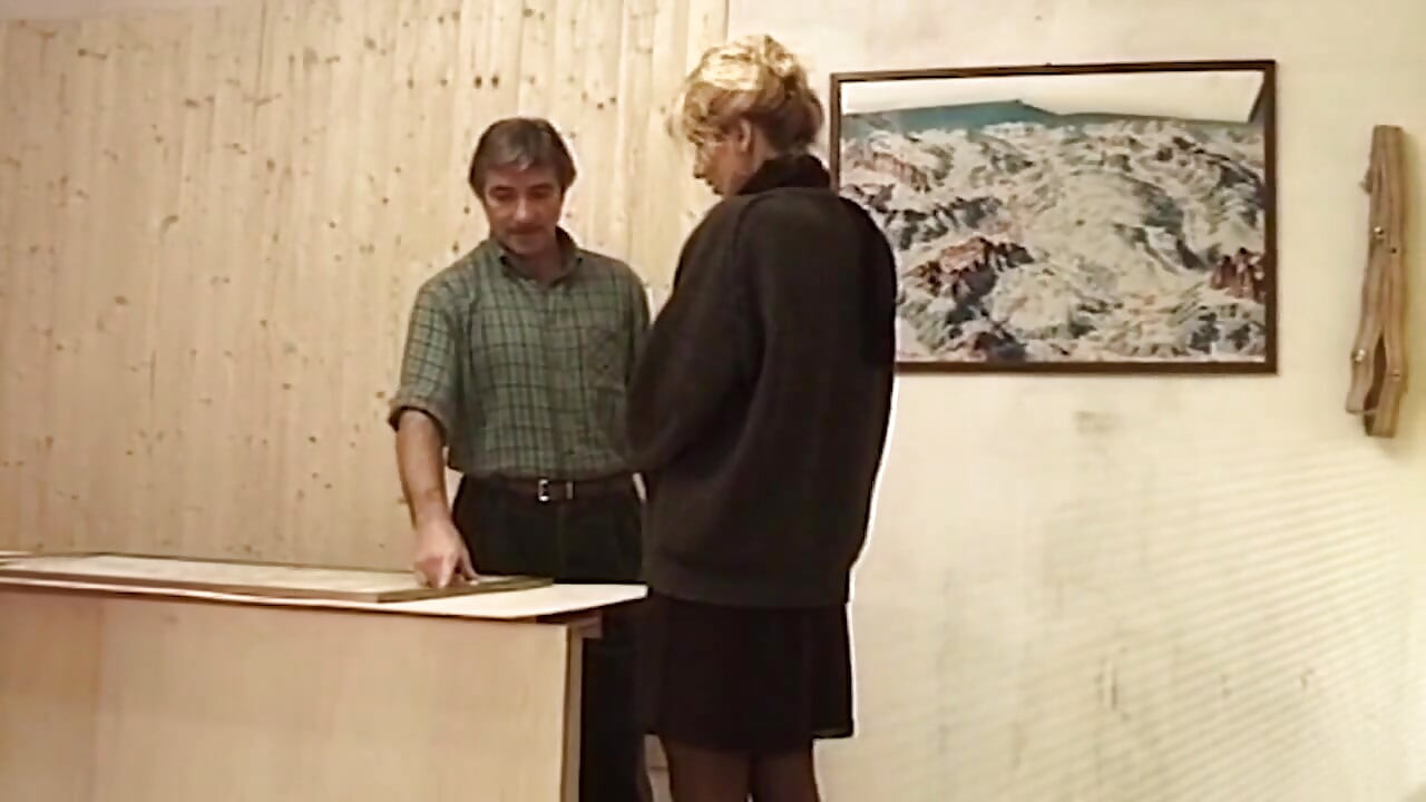 Rijpe blonde milf gevingerd en hard geneukt in netkousen