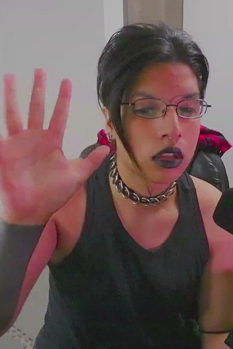 Une belle-mère gothique et musclée, femme trans, éjacule en streaming