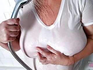 成熟的胖美女在淋浴 - 大 38EE 奶子通过我的 T 恤慢动作展示（业余熟女）