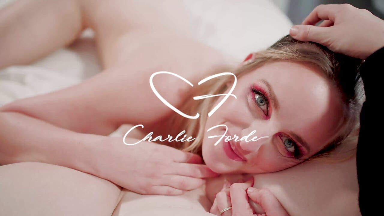 น้ําแตกบนเนื้อเรื่อง Charlie Forde, Darcy Chase