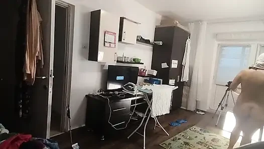 Seksi esmer evin etrafında çıplak ev işleri yapıyor.