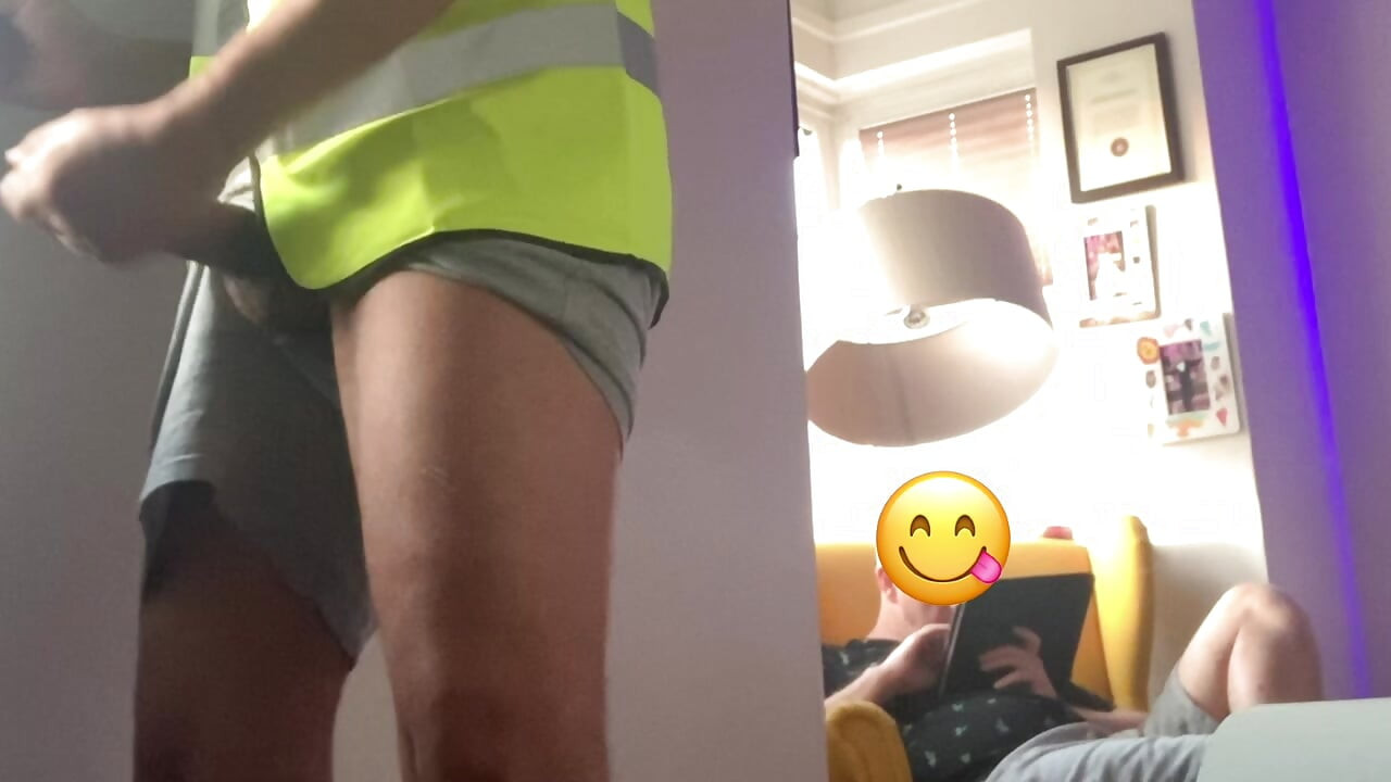 壁を塗っている間に興奮して友達の前でオナニーしました。