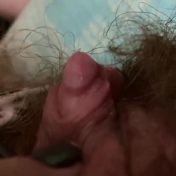 Orgasm de dimineață - frecare de clitoris mare în pizdă super păroasă extremă de aproape