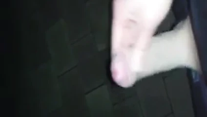 bir sokağın ortasında boşaldım