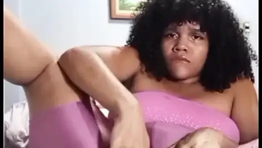 Pantat montok gemetar dan memek berbulu muncrat