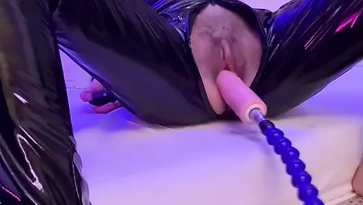 Lezzetli sarışın seks makinesiyle sert seks yapıyor ve sonunda boşalıyor ve fışkırtıyor