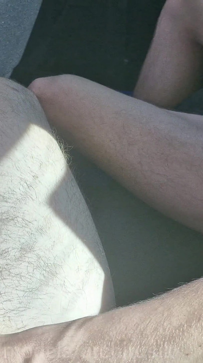 在车里公开地把我们的大鸡巴射在身上的热辣精液!