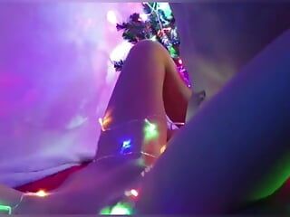 Miss Christmas vraagt de kerstman om een orgasme en een harde pik!
