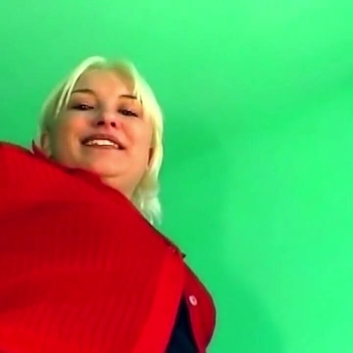 Blonde Fingers Her Soaked Pussy Live