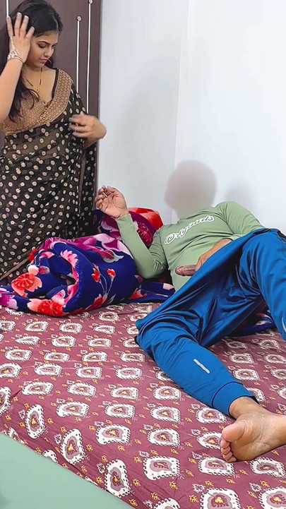 She Was Bathing and Wearing a Saree, Secretly Entering Her Stepbrother, Already Shaking the Land Inside