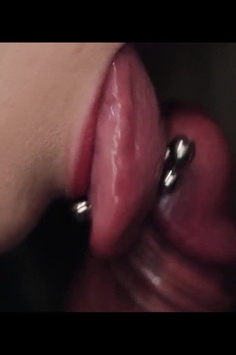 Maskeli bayan doruk noktası olana kadar penisi emiyor