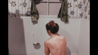Celia Milius: сексуальная девушка в ванне - погремушки