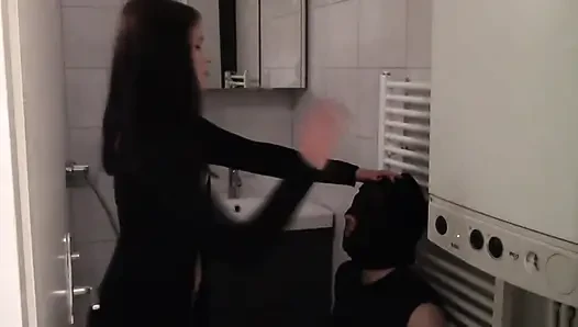 Göttin gloria klatscht ihren sklaven