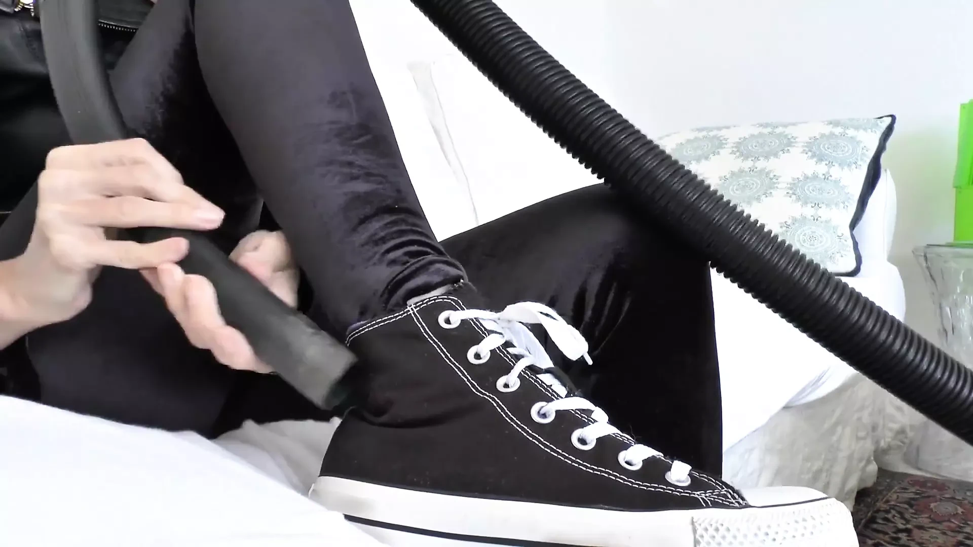 Vider les baskets, puis éjaculer dessus ! POV, coaching masturbatoire, Lady Victoria Valente