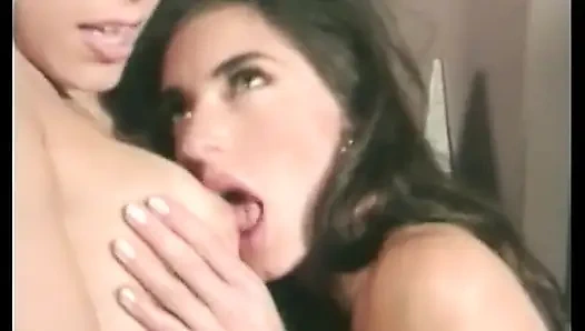 Verführerisches lesbisches schätzchen bekommt ihre muschi geleckt und bespiele