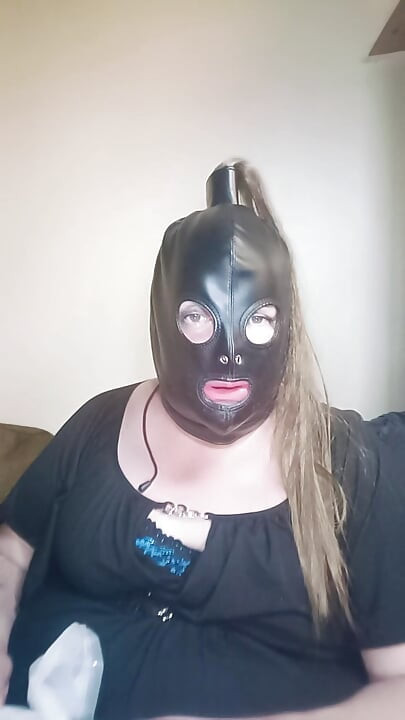 Stephanie-Nicole tries her hands as a sex toy reviewer