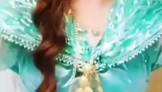 Une belle femme kurde danse avant le sexe