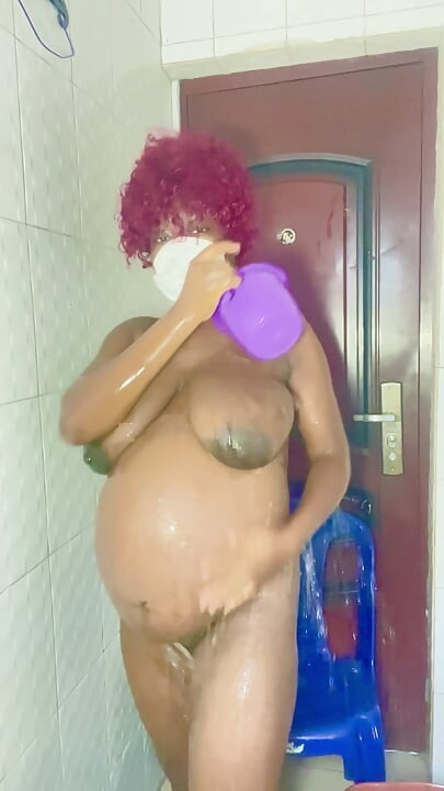 Mulher grávida tomando banho