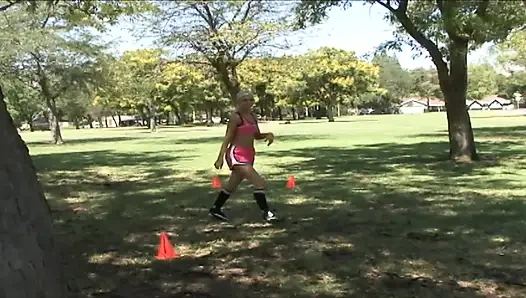 Küçük memeli genç kız orta yaşlı seksi kadının ıslak amını yalıyor