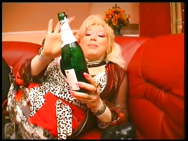 Clothed chubby mature slut drilling her holes with bottles and banana