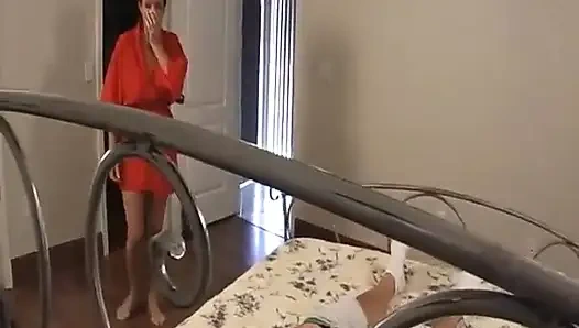 Azgın orta yaşlı seksi kadın oğlunun arkadaşını baştan çıkarıyor