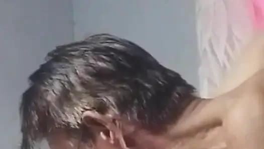 Onun daha eğlenceli ang burada yatakta çok fazla sikişiyor