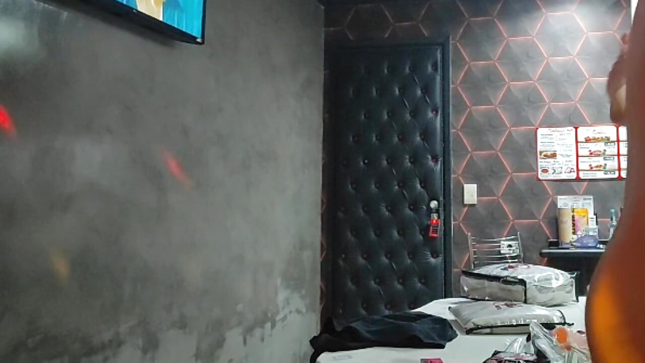 Tombul, utangaç, açgözlü kız sakso çekiyor ve bir motelde seks yapıyor.