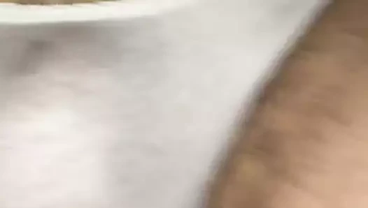 Deniz kenarında beyaz pamuklu külot