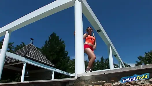 Грубое двойное проникновение в тройничке для возбужденной юной блондинки