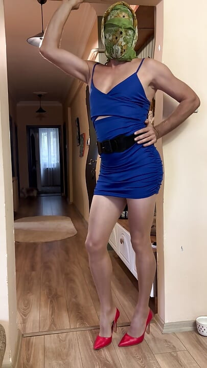 My very short stepmother's Christmas dress is very sexy.