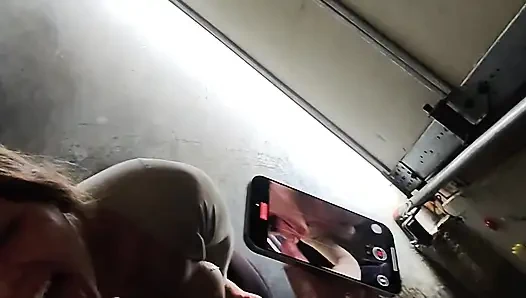 Toket sempurna istri hot lagi asik nyepong kontol besar
