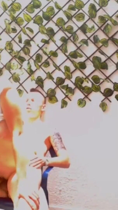 امرأة كولومبية شابة بثديين جيدين تتناك في فناء منزلها | مقطع 1