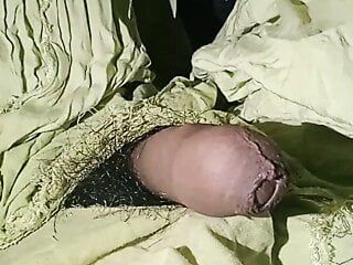Un culo grosso viene scoperto e penetrato da un dildo