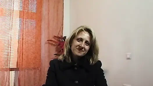 Vollbusige blondine zeigt ihren körper