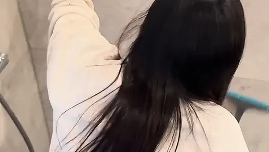 Cewek sange ini lagi bersih-bersih lantai kamar mandi sambil pakai hoodie seksi sambil berlutut