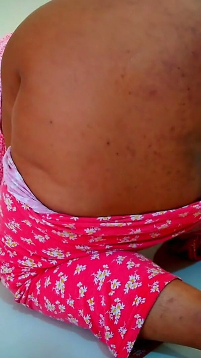 Ofise geldiğinde ve yerde dinlendiğinde büyük götlü oda arkadaşımı sikiyorum ve seksi vücudunu sallayarak beni baştan çıkarıyor | Klip 1