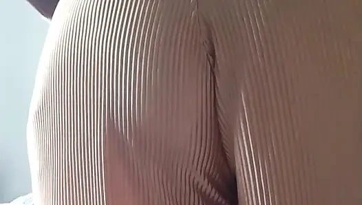 Die Stiefmutter zieht vor der Kamera ihre Kleidung aus und schickt sie an meine Kollegen