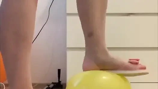 Feet & Balloons Crushing
