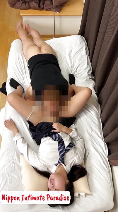 最大的缝隙揭示了一个严重的女孩失去控制, 因为夜间的亲密关系展开第二