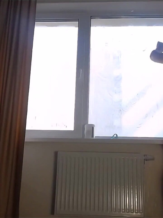 Operite prozore golim sisama! Samo u gaćicama