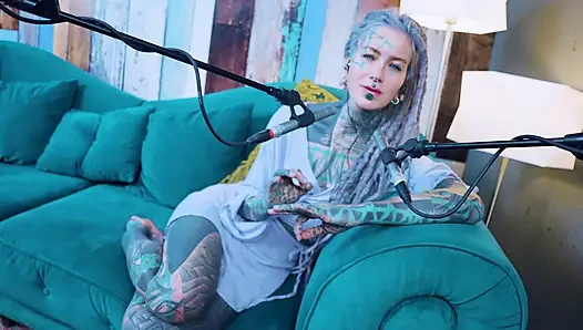 M hakkında konuşuyorum - müzik - asmr podcast sfw konuşuyor gotik sıska kız dreadlocks dövmeli model dövmeli kız