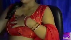 देसी हॉट भाभी सेल्फ सेक्स के लिए कपड़ा खोलकर ब्रा में स्तन छू रही है।